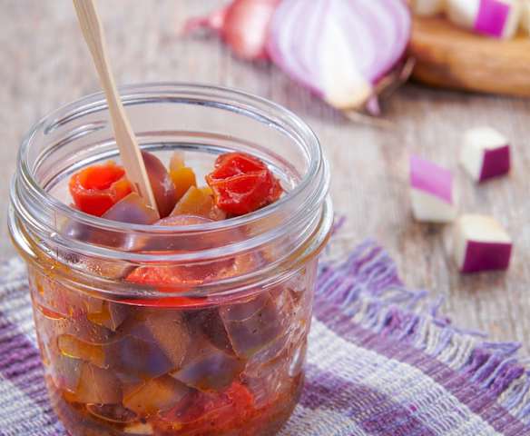 Contorno di melanzane, cipolle e pomodori