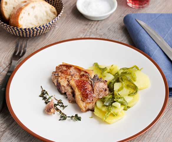 Chuletas de cordero con patatas panadera