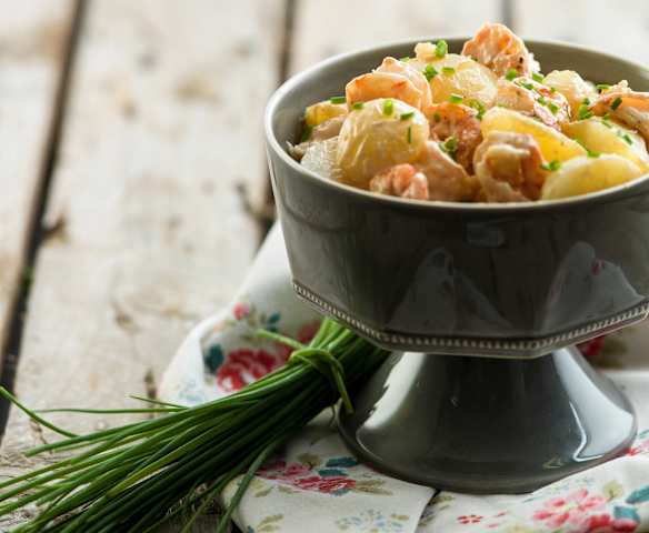 Salada de batata e camarão com molho cocktail Salada de batata e camarão com molho cocktail