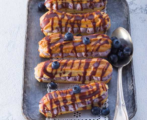 Eclairs mit Blaubeerfüllung