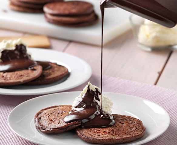Tortitas americanas de chocolate con salsa y nata montada
