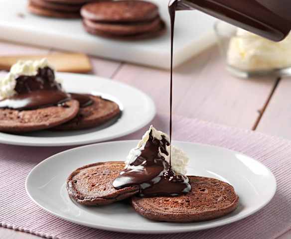 Tortitas americanas de chocolate con salsa y nata montada