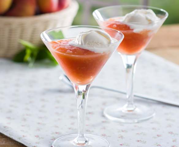 Copa de paraguayas y helado de yogur