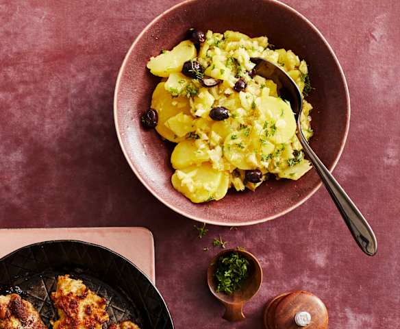 Kartoffelsalat mit Oliven und Salsiccia-Frikadellen Kartoffelsalat mit Oliven und Salsiccia-Frikadellen