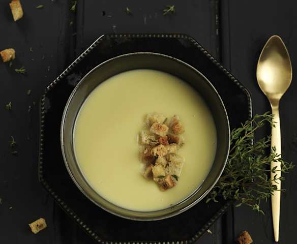 Sopa de alho-francês com croutons