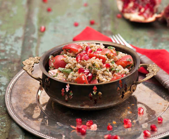 Sałatka tabbouleh z granatem i orzechami