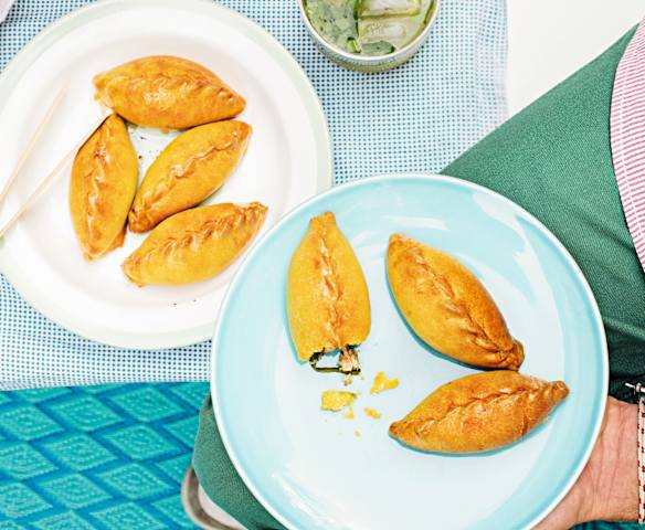 Empanadas au poulet, épinards et raisins secs