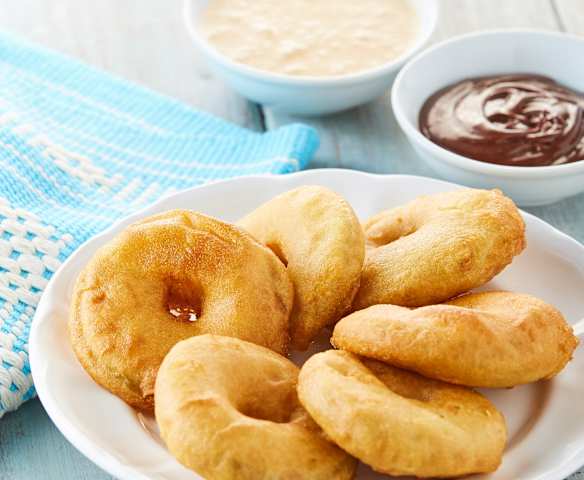 Buñuelos de manzana con salsa de caramelo