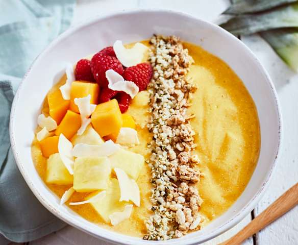 Tropical Smoothie Bowl mit Himbeeren und Hanfsamen