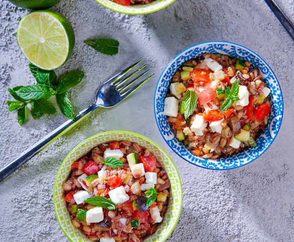 Insalata di cereali con ratatouille di verdure e Feta marinata al lime e zenzero