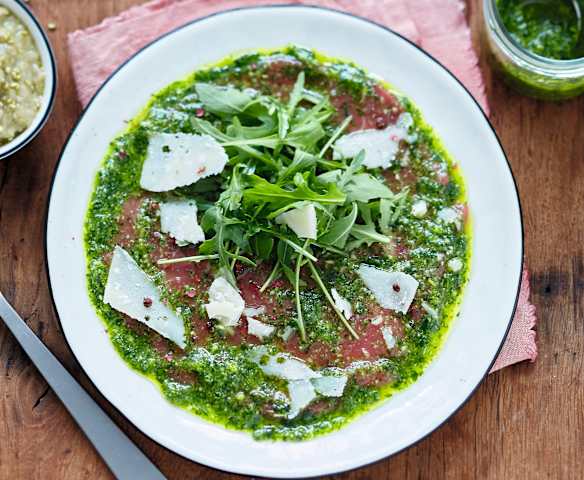 Carpaccio de bœuf, pesto de roquette, pecorino et caviar d'aubergines