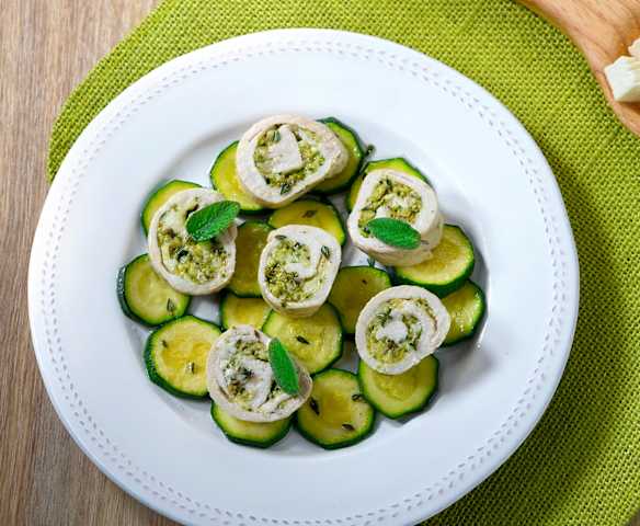 Involtini di pollo ripieni di primo sale alle erbe aromatiche Involtini di pollo ripieni di primo sale alle erbe aromatiche