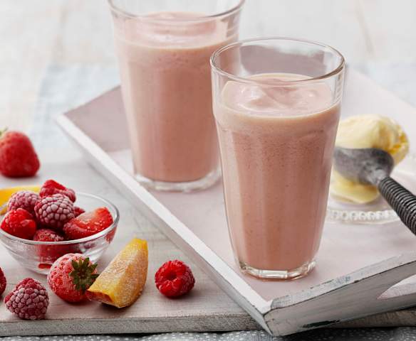 Smoothie pêche, framboise et fraise