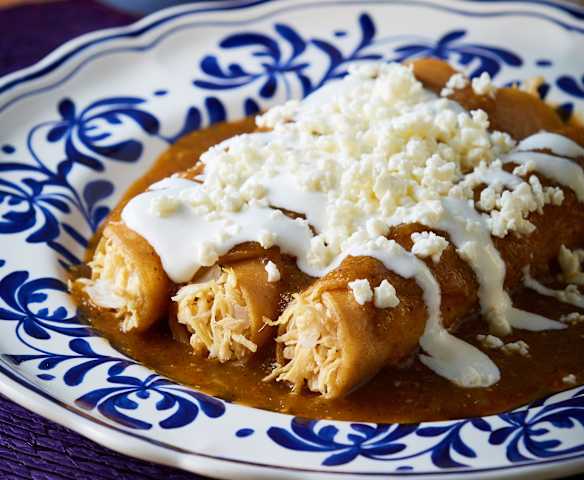 Tacos ahogados en salsa de chile piquín Tacos ahogados en salsa de chile piquín