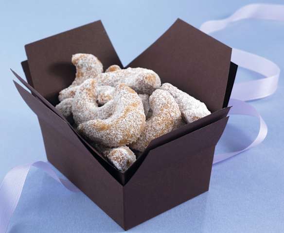 Mezzelune alle mandorle, noci e vaniglia