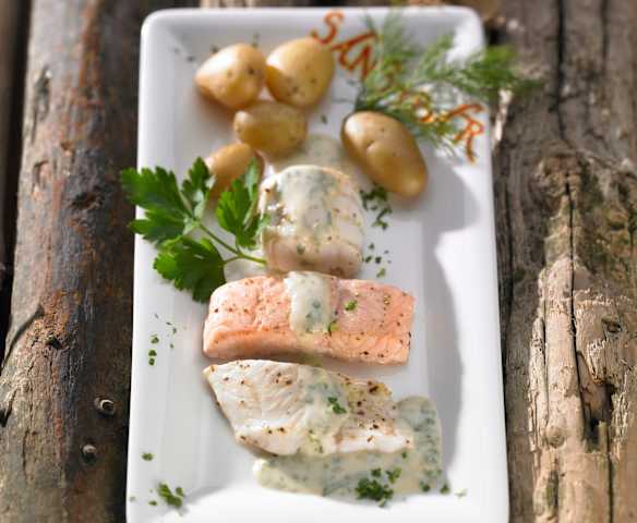 Dreierlei Fischfilets mit Kräutersauce und kleinen Pellkartoffeln