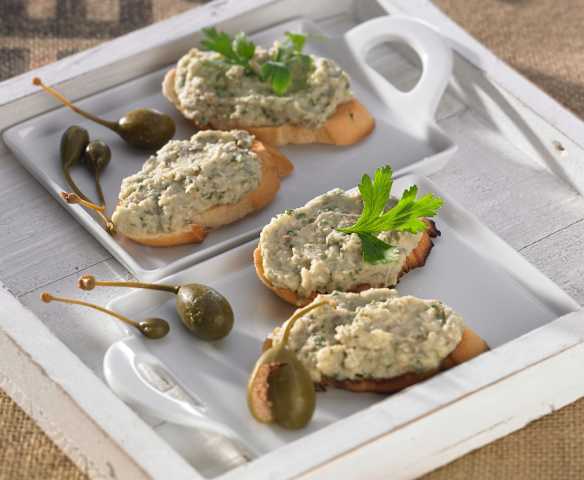 Bruschetta mit Bohnen-Kapern-Creme Bruschetta mit Bohnen-Kapern-Creme