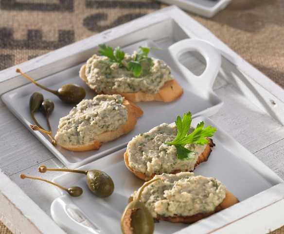 Bruschetta de judías blancas y alcaparras