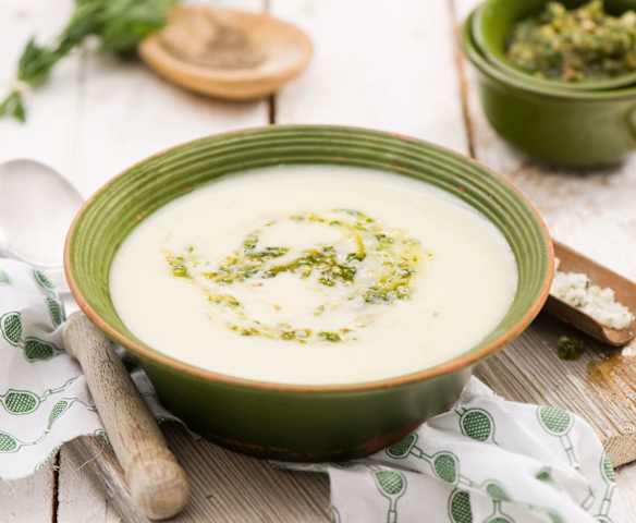 Zupa ziemniaczana z orzechowym wegańskim pesto