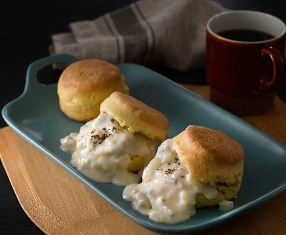 比司吉和香腸肉汁