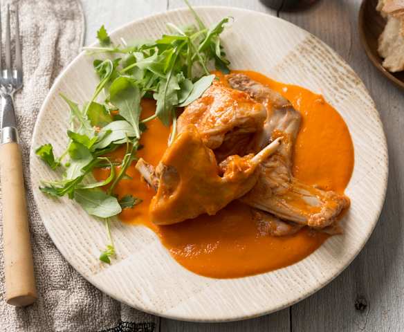 Conejo guisado en salsa de pimiento rojo