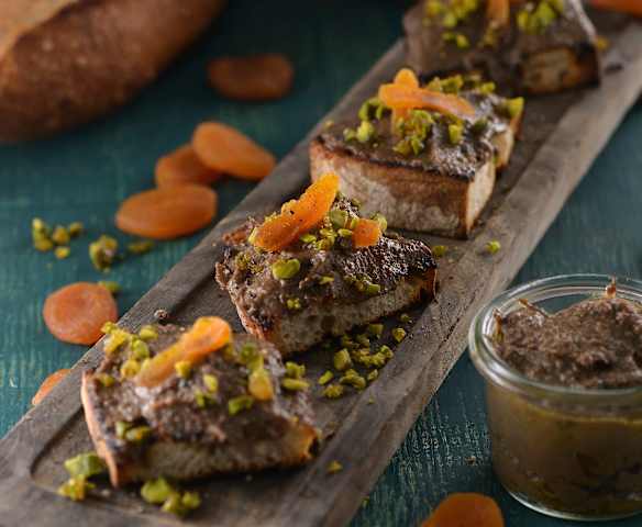 雞肝抹醬佐杏桃果乾