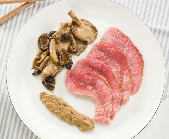 Morucha de Salamanca con setas y crema de boletus