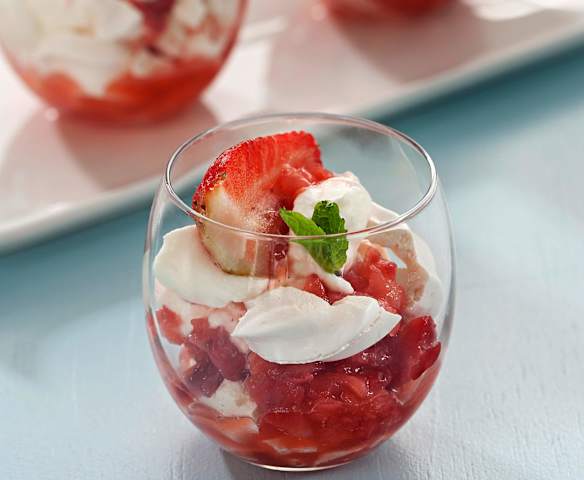 Eton mess (postre inglés de merengue, fresa y nata)