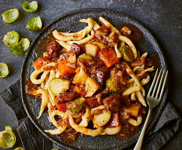 Rosenkohl-Gulasch mit Kasseler und Spätzle