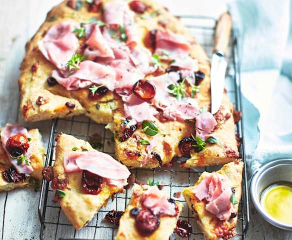 Fougasse aux olives, tomates confites et scarmoza