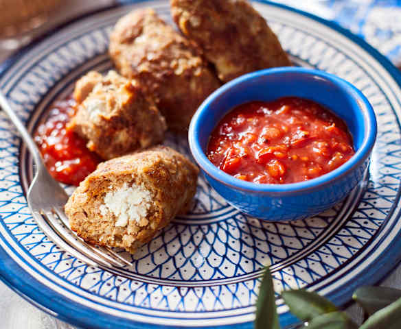 Bifteki mit pikantem Tomatendip