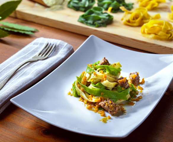 Tagliatelle paglia e fieno con ragù di agnello
