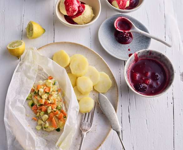 Ryba z warzywami na parze; Lody z sosem z owoców jagodowych