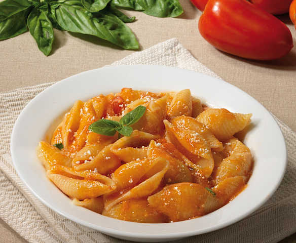 Conchiglie al sugo di pomodoro fresco e formaggio di capra Conchiglie al sugo di pomodoro fresco e formaggio di capra