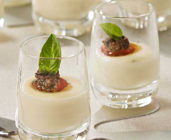 Crema de queso manchego con tomatitos y aceituna negra