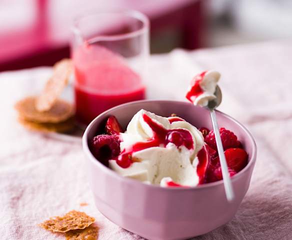 Crème fouettée au coulis de fruits rouges