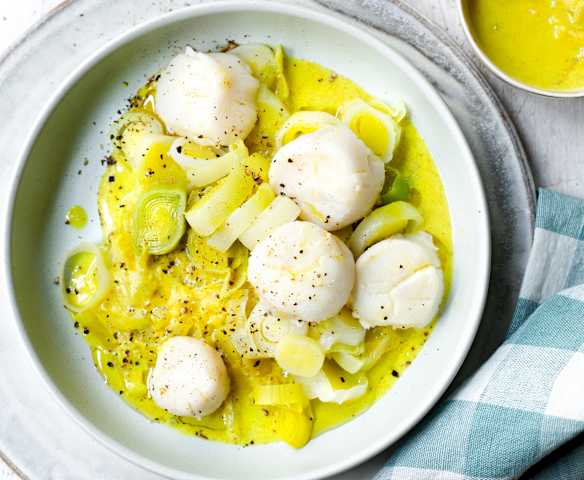 Saint-jacques au curry, poireaux et fenouil