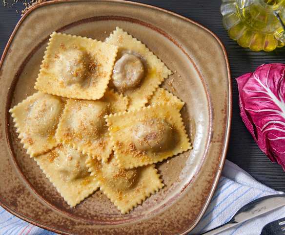 Ravioli al radicchio rosso e noci (vegan)