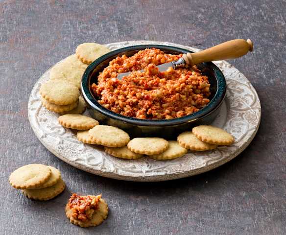 Capsicum and sun-dried tomato dip