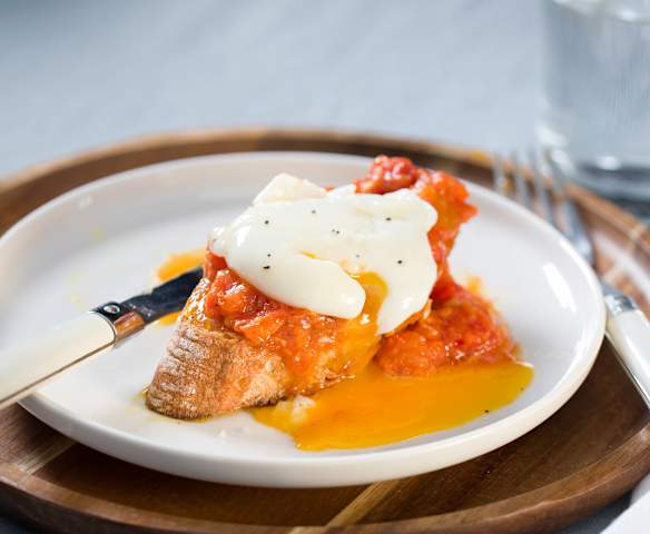 Bruschetta de tomate con huevo a baja temperatura Bruschetta de tomate con huevo a baja temperatura