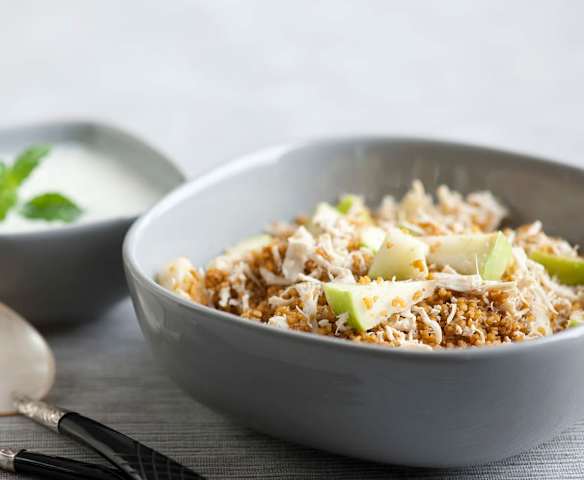 Cuscuz carilado de frango e maçã com molho de iogurte