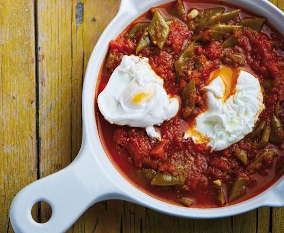Feijão-verde guisado com ovos escalfados