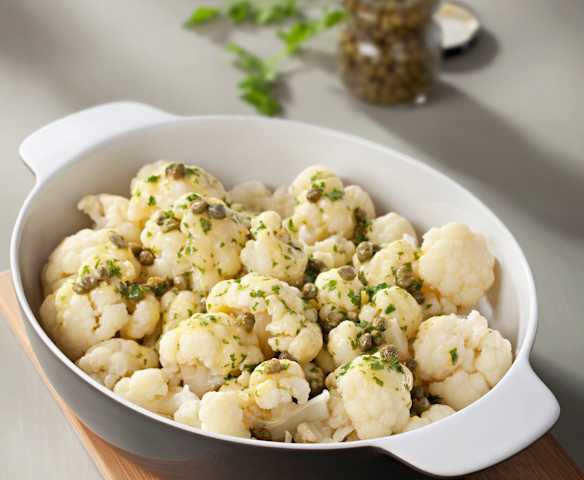 Coliflor al vapor con salsa de mantequilla y alcaparras