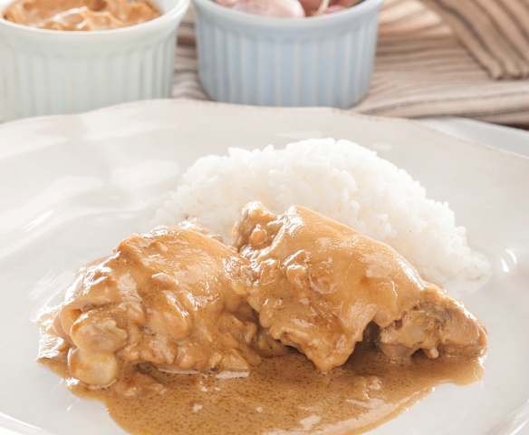 Pollo con mantequilla de cacahuete y leche de coco