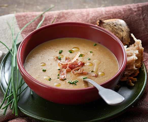 Lauchsuppe mit Rohschinken-Chips