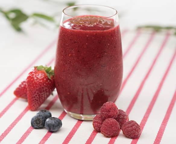 Smoothie rojo de fresa, frambuesa y arándanos