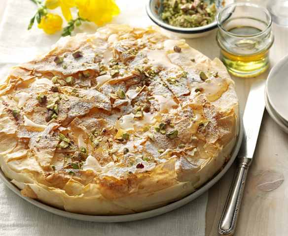 Bougatsa griega con miel y pistachos