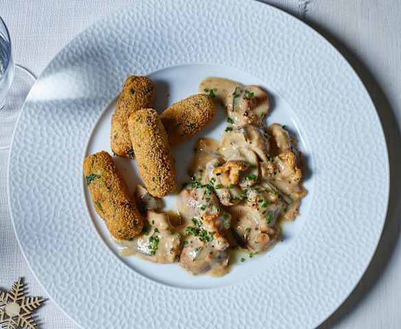 Waldpilzgeschnetzeltes mit Laugenkroketten