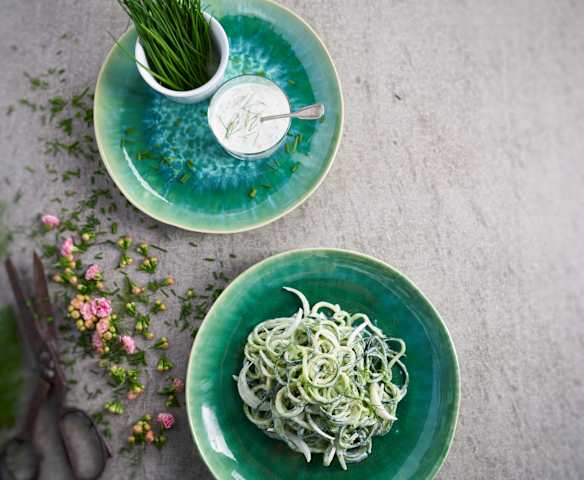 Salada de pepino com molho de iogurte e cebolinho