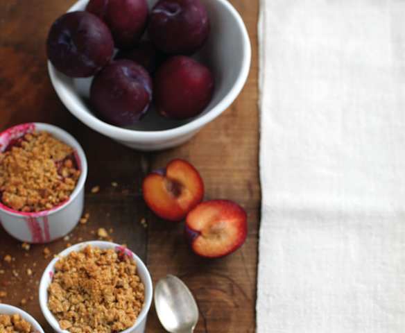 Crumble de ameixa e avelã